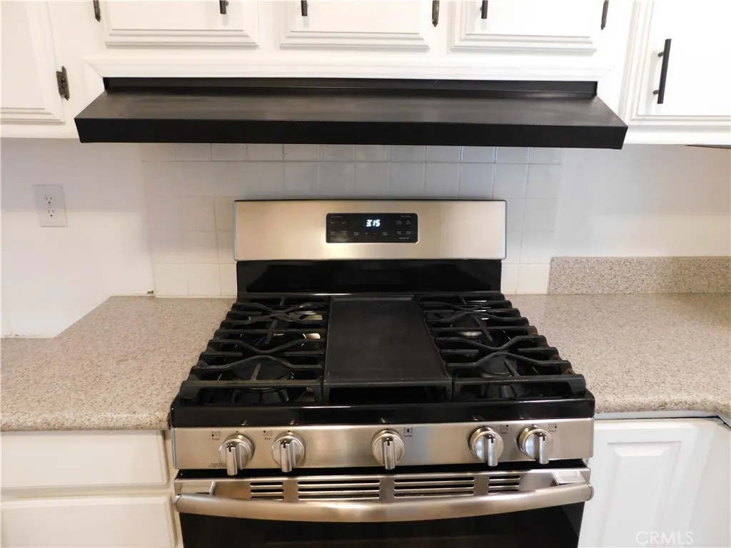 5700 West Wilson Street, Unit 1 Banning, CA 92220 - Photo 21 of 49 a close view of stove top oven