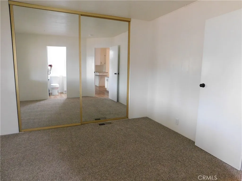 5700 West Wilson Street, Unit 1 Banning, CA 92220 - Photo 33 of 49 an empty room with mirror in it