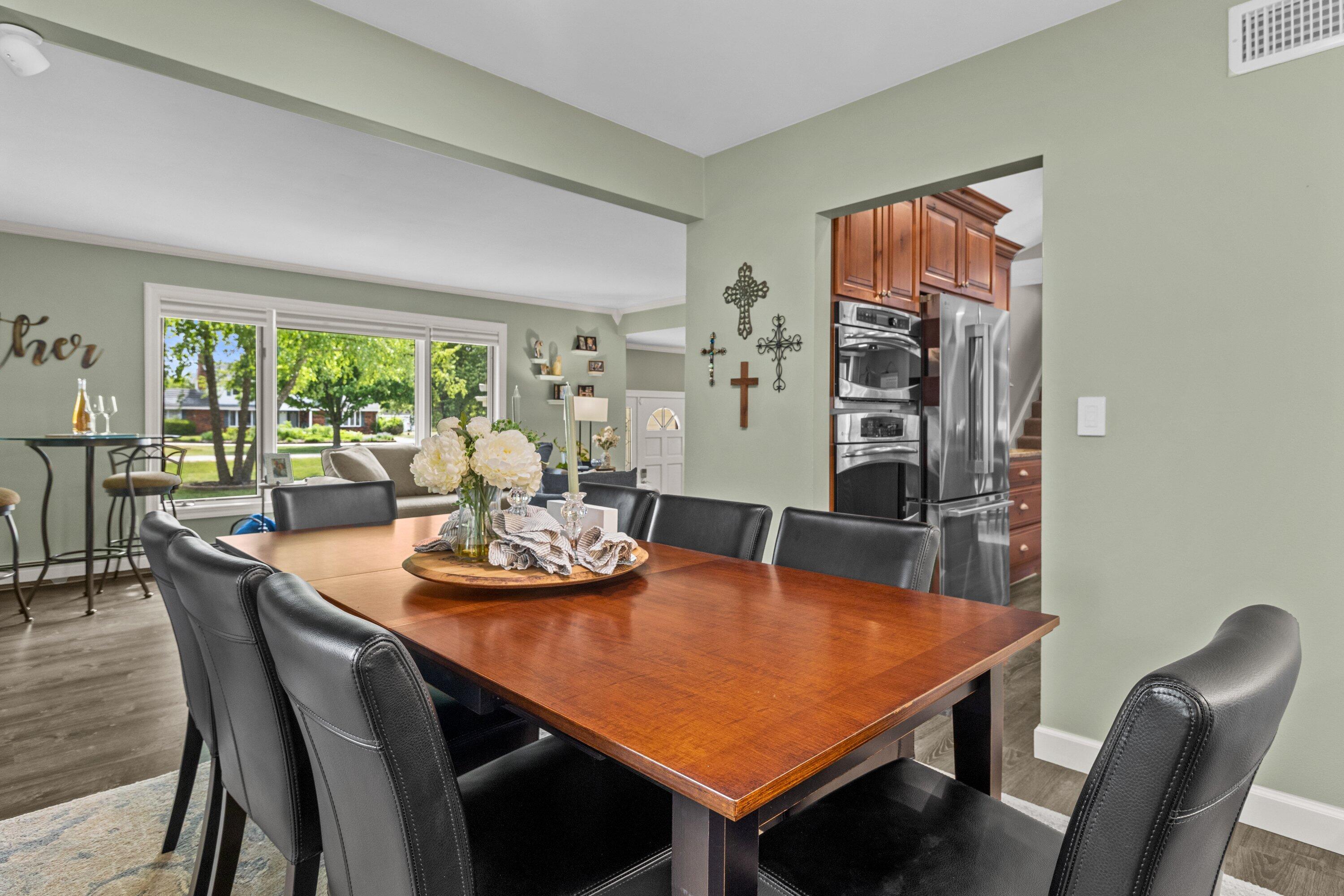 W318N377 Whitetail Run Delafield, WI 53018 - Photo 29 of 61 Dining Room