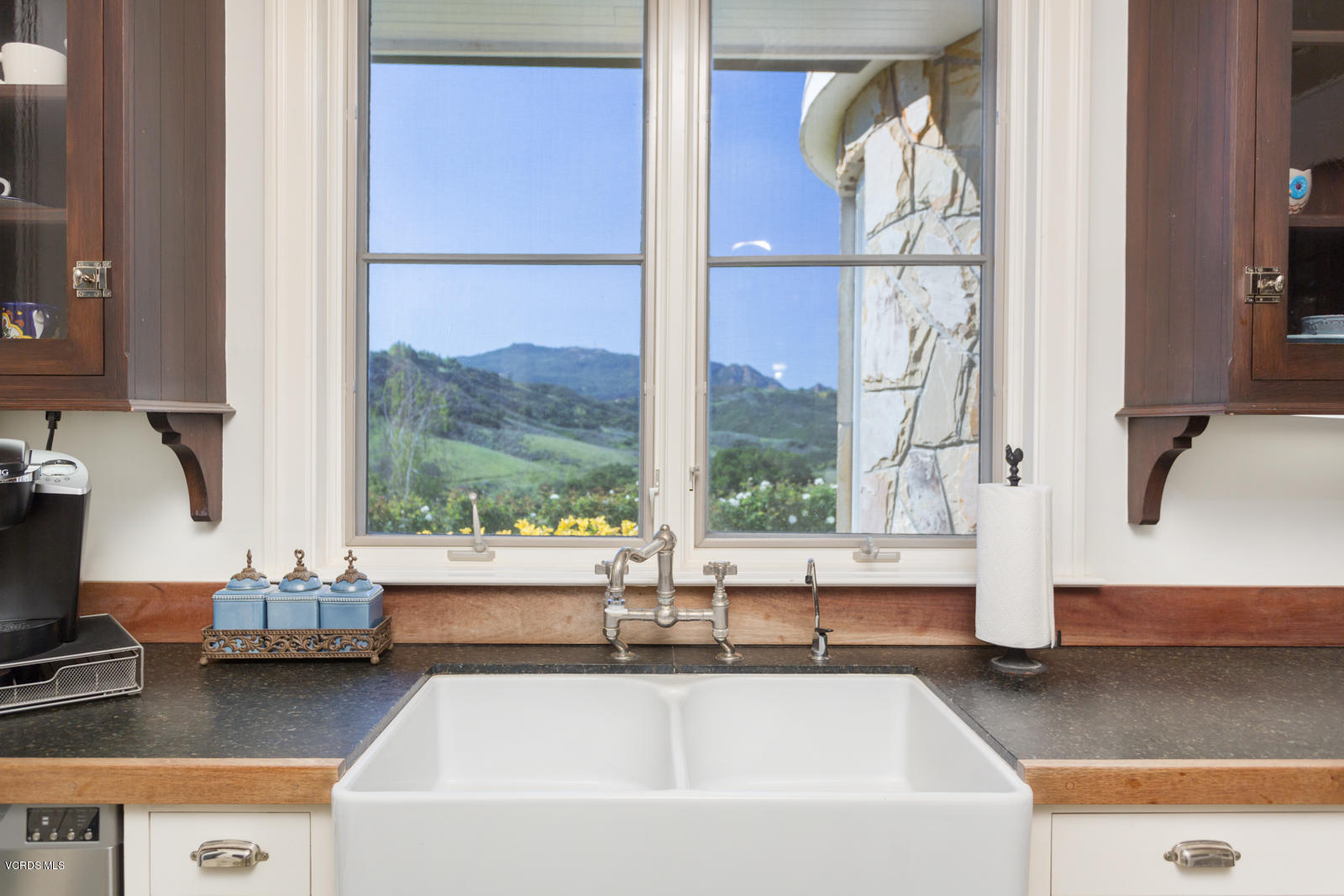 24900 Paseo Del Rancho Road Calabasas, CA 91302 - Photo 20 of 46 a bath tub sitting next to a window