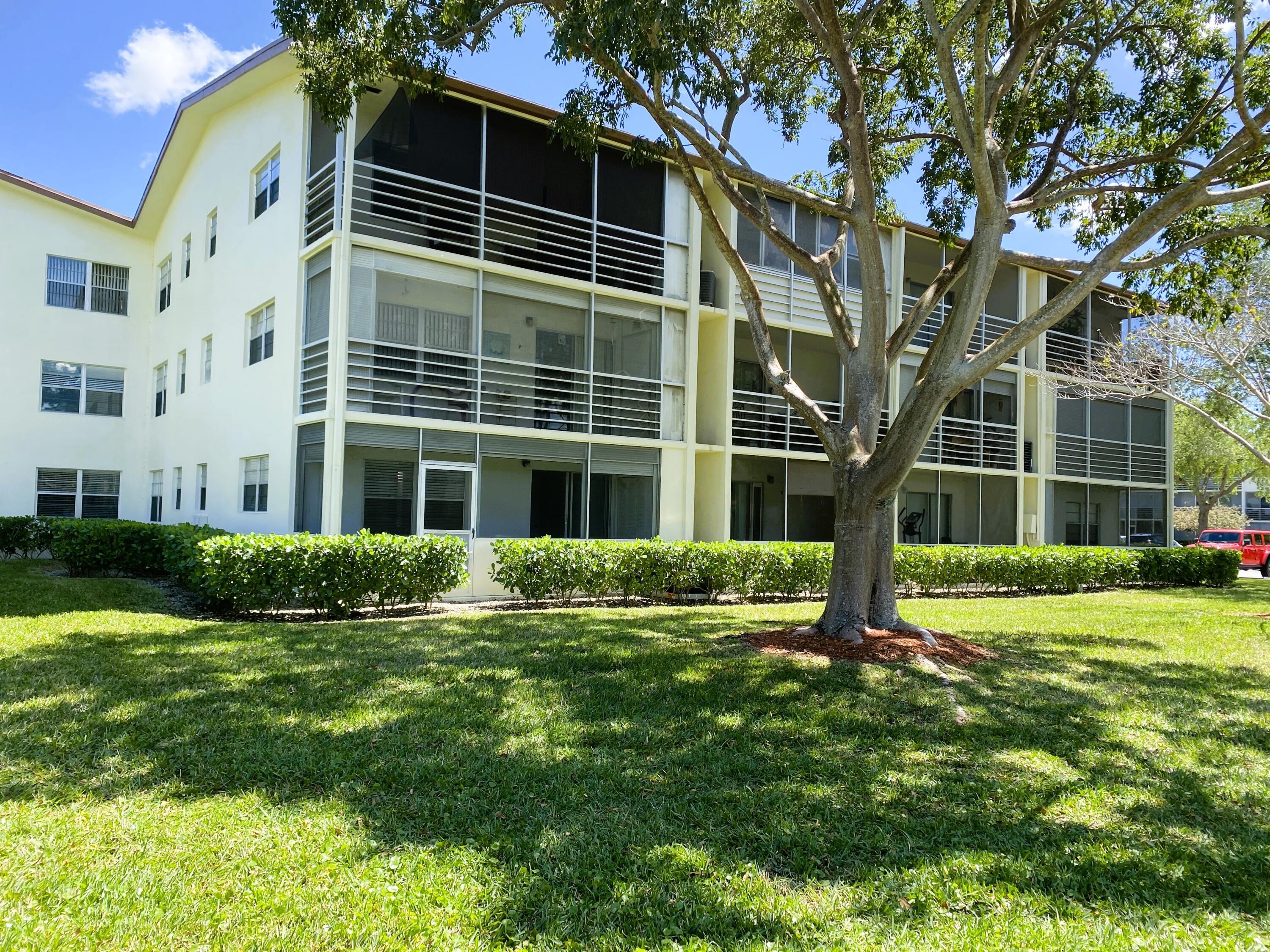 256 Mansfield F, Unit G Boca Raton, FL 33434 - Photo 19 of 40 EXTERIOR BACK