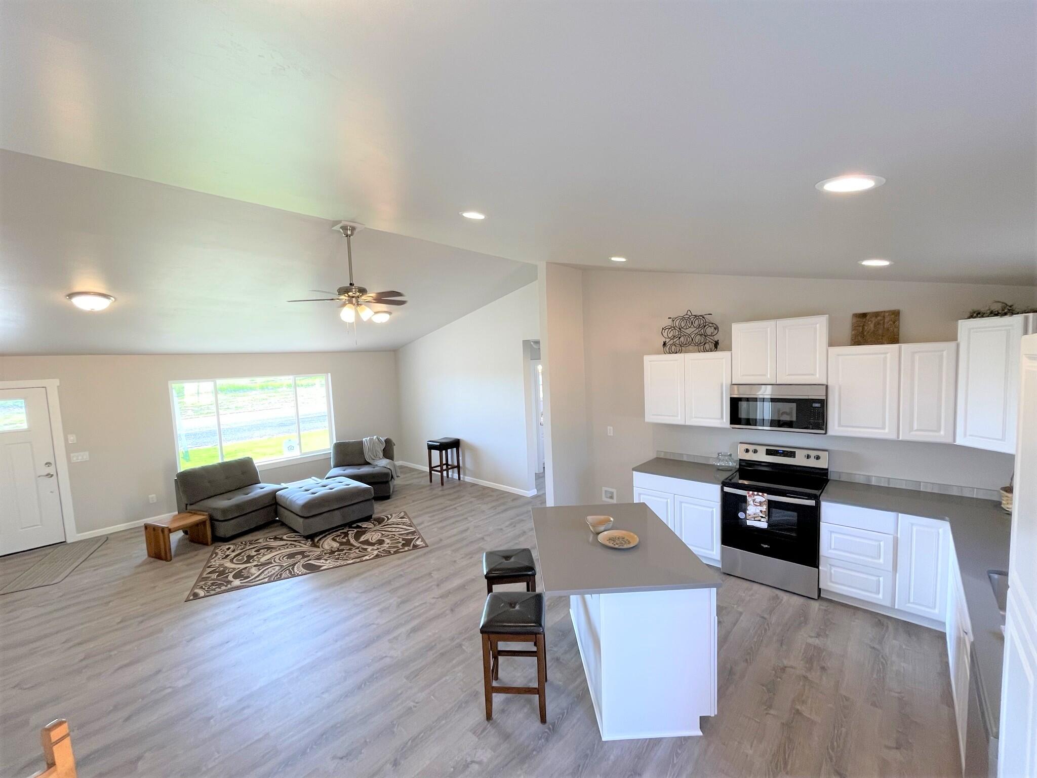 555 Scenic Loop Culver, OR 97734 - Photo 11 of 38 Great Room Vaulted Ceilings