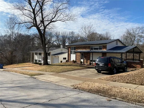 $179,900 | 5167 Ville Maria Lane, Hazelwood, MO 63042