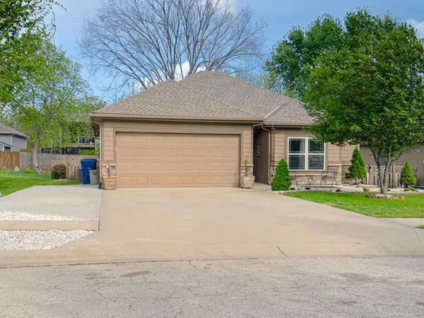 $290,000 | 1111 Southeast Oak Ridge Drive, Oak Grove, MO 64075