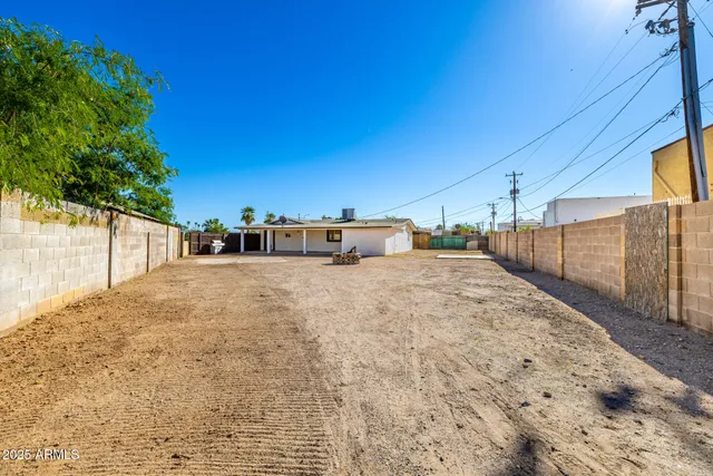 a view of a backyard