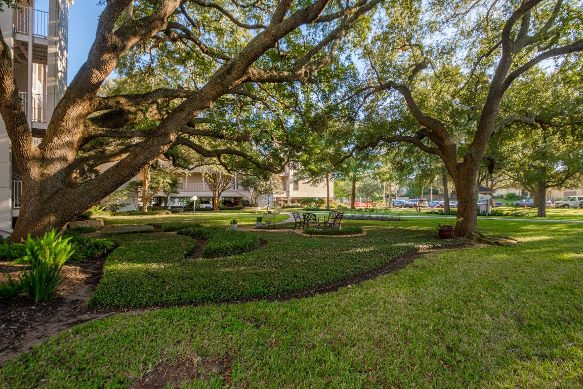 401 Lakeside Lane, Unit 203 Houston, TX 77058 - Photo 9 of 10 a view of a park