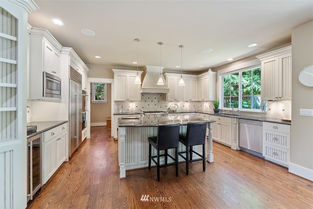 3028 Hunts Point Circle Hunts Point, WA 98004 - Photo 7 of 24