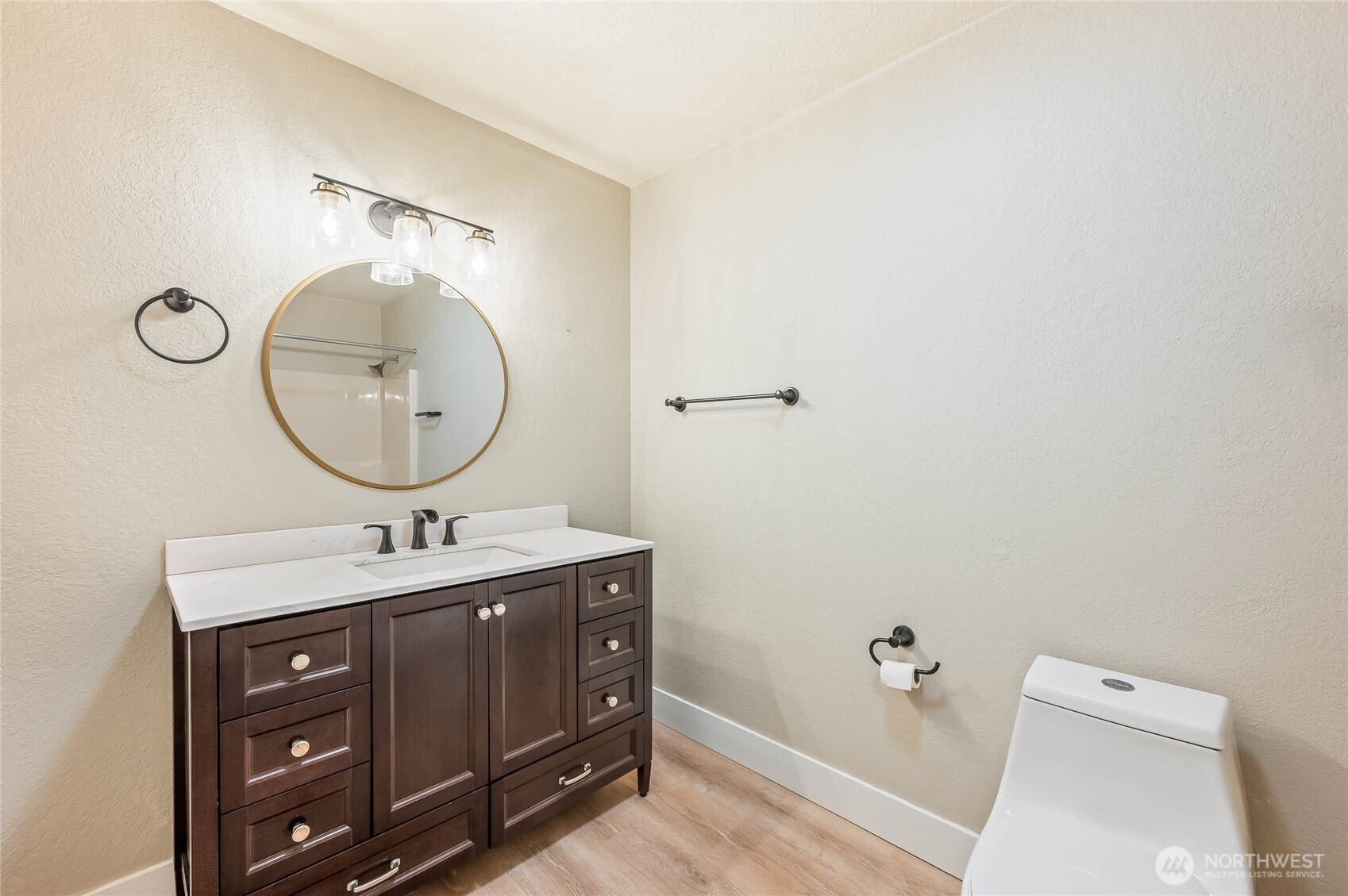 8975 Icicle Road, Unit F Leavenworth, WA 98826 - Photo 18 of 31 a bathroom with a toilet a sink and mirror
