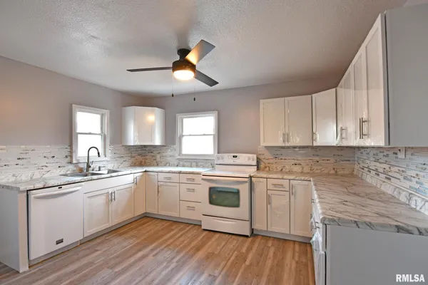 $164,900 | 614 Virginia Avenue, Taylorville, IL 62568