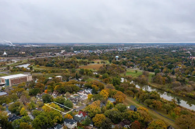 $2,000 | 361 8th Avenue South, Fargo, ND 58103