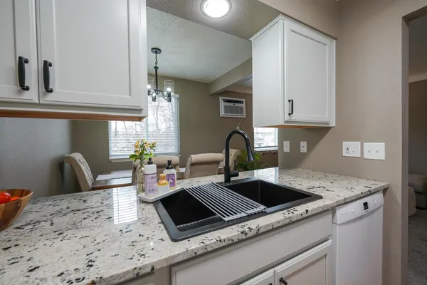 $159,900 | 222 North Hutchinson Road, Unit 204, Spokane Valley, WA 99212