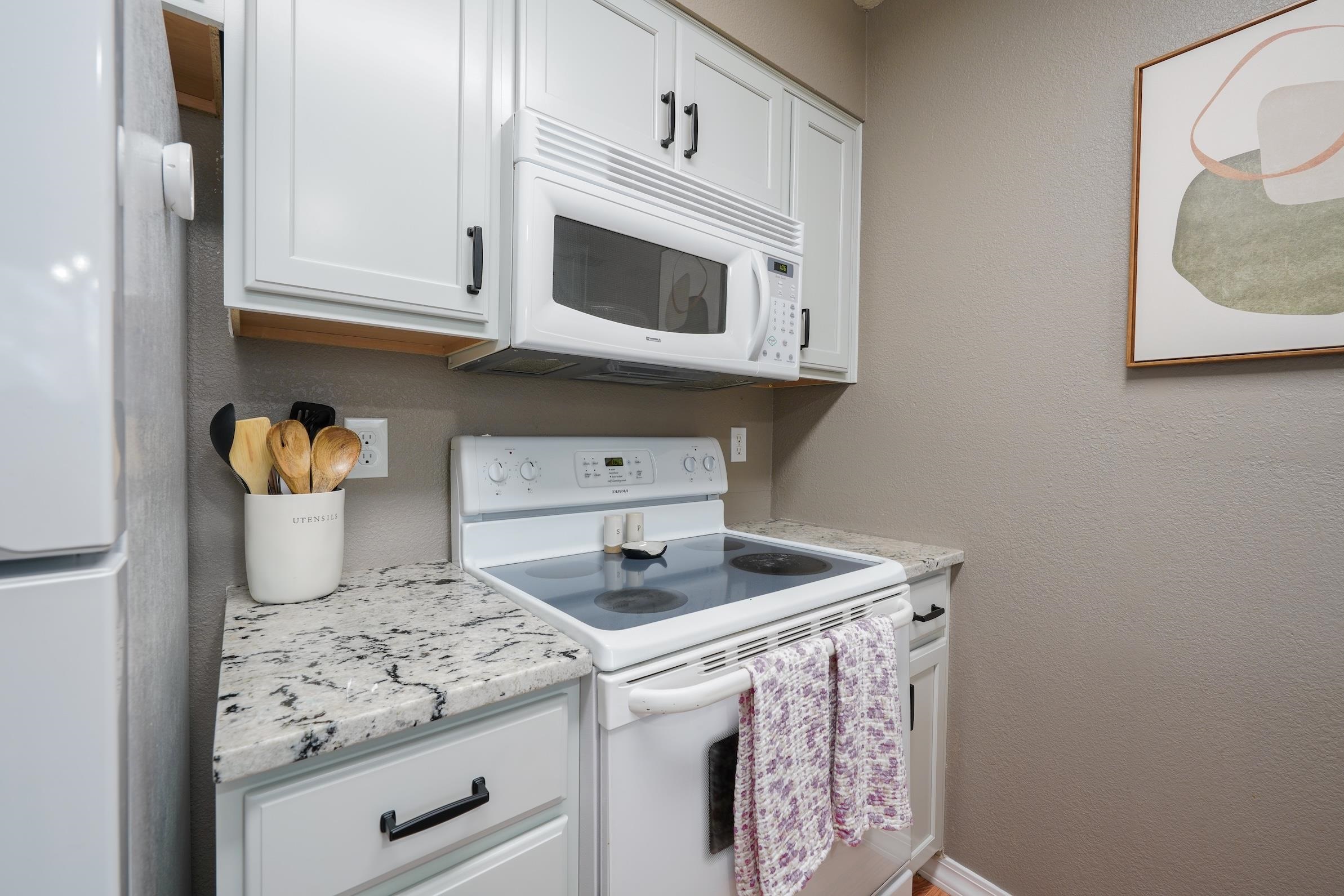 222 North Hutchinson Road, Unit 204 Spokane Valley, WA 99212 - Photo 3 of 33