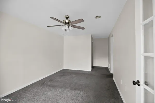 a view of a big room with closet