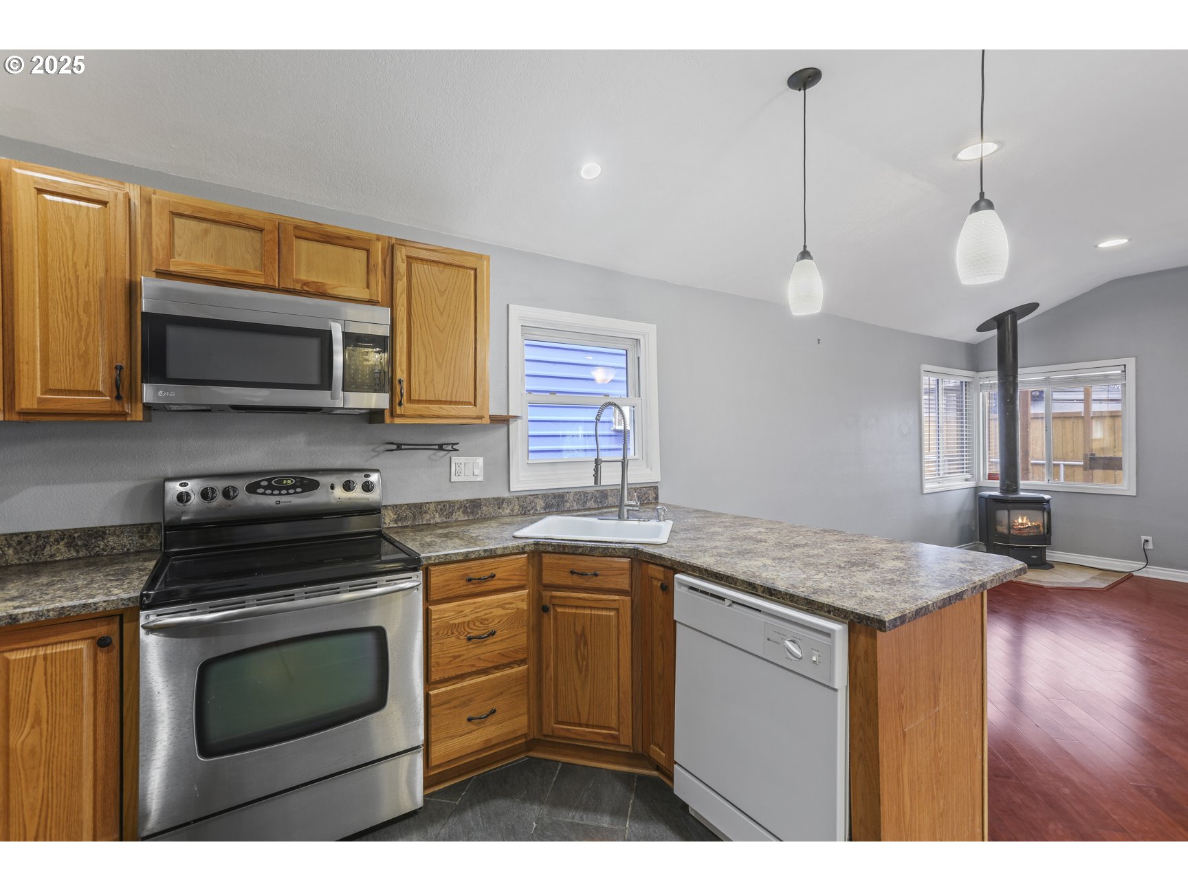 1683 North Jantzen Avenue Portland, OR 97217 - Photo 11 of 35 Kitchen