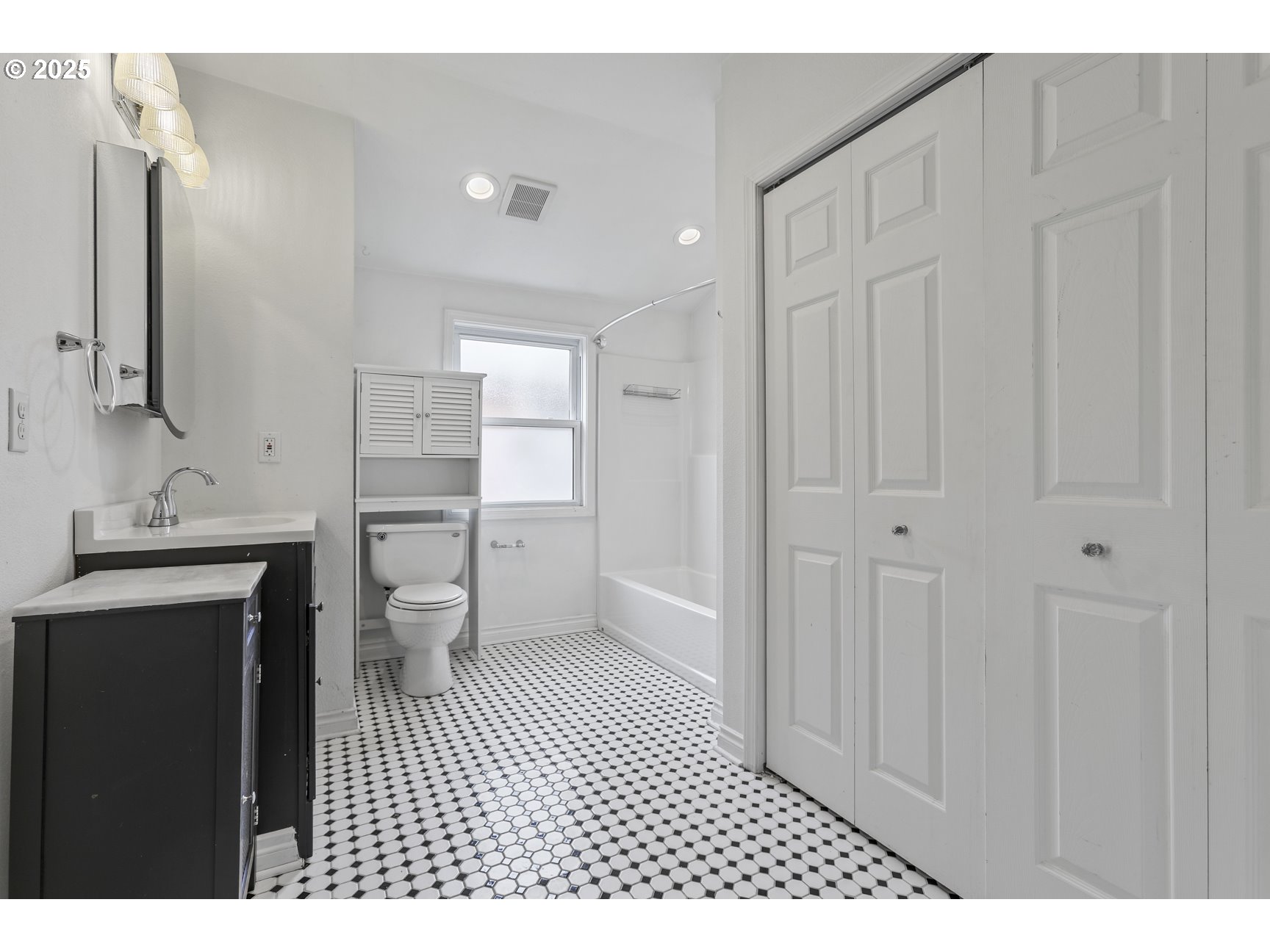 1683 North Jantzen Avenue Portland, OR 97217 - Photo 13 of 35 Bathroom