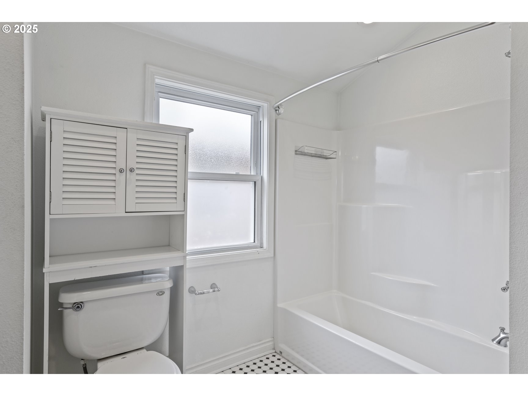 1683 North Jantzen Avenue Portland, OR 97217 - Photo 14 of 35 Bathroom