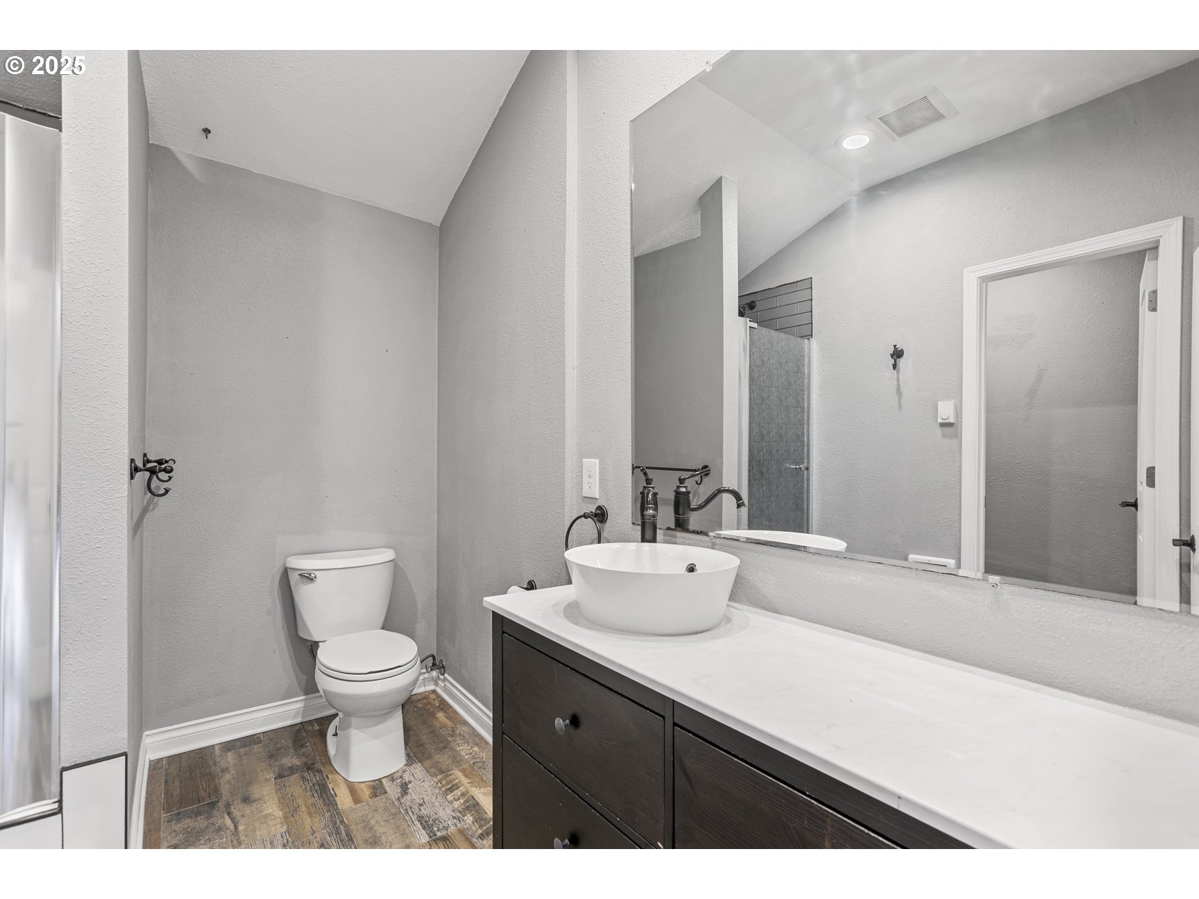 1683 North Jantzen Avenue Portland, OR 97217 - Photo 23 of 35 Attached Bathroom #1