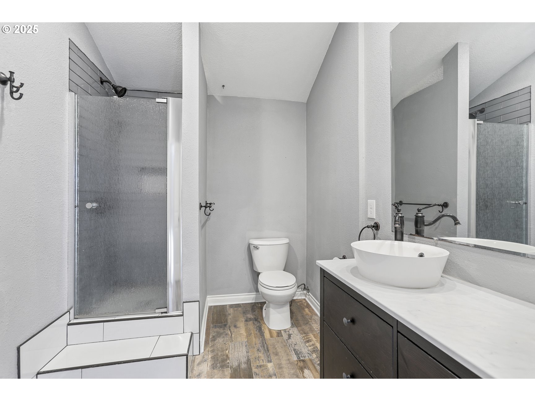 1683 North Jantzen Avenue Portland, OR 97217 - Photo 24 of 35 Attached Bathroom #1