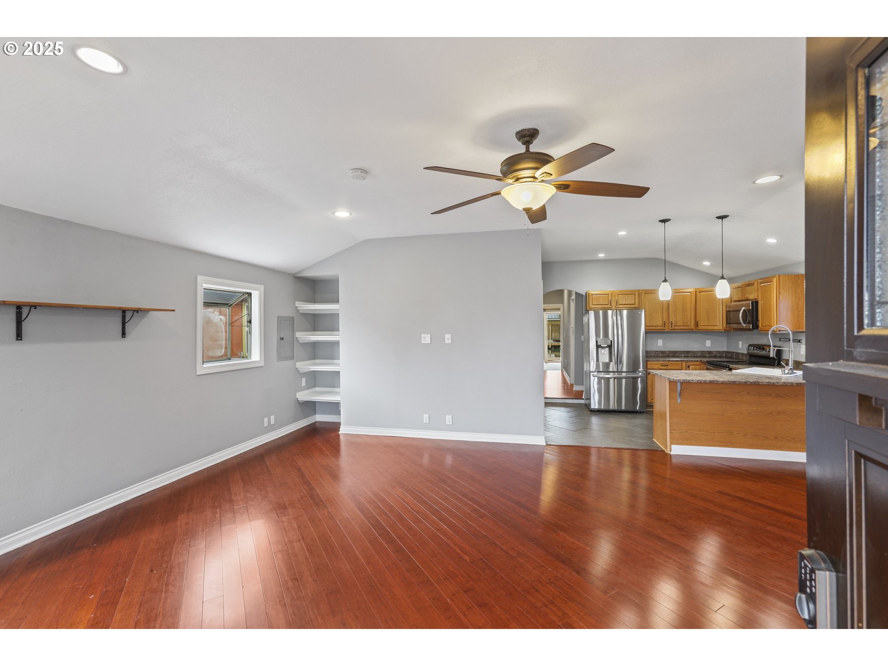 1683 North Jantzen Avenue Portland, OR 97217 - Photo 4 of 35 Living Room