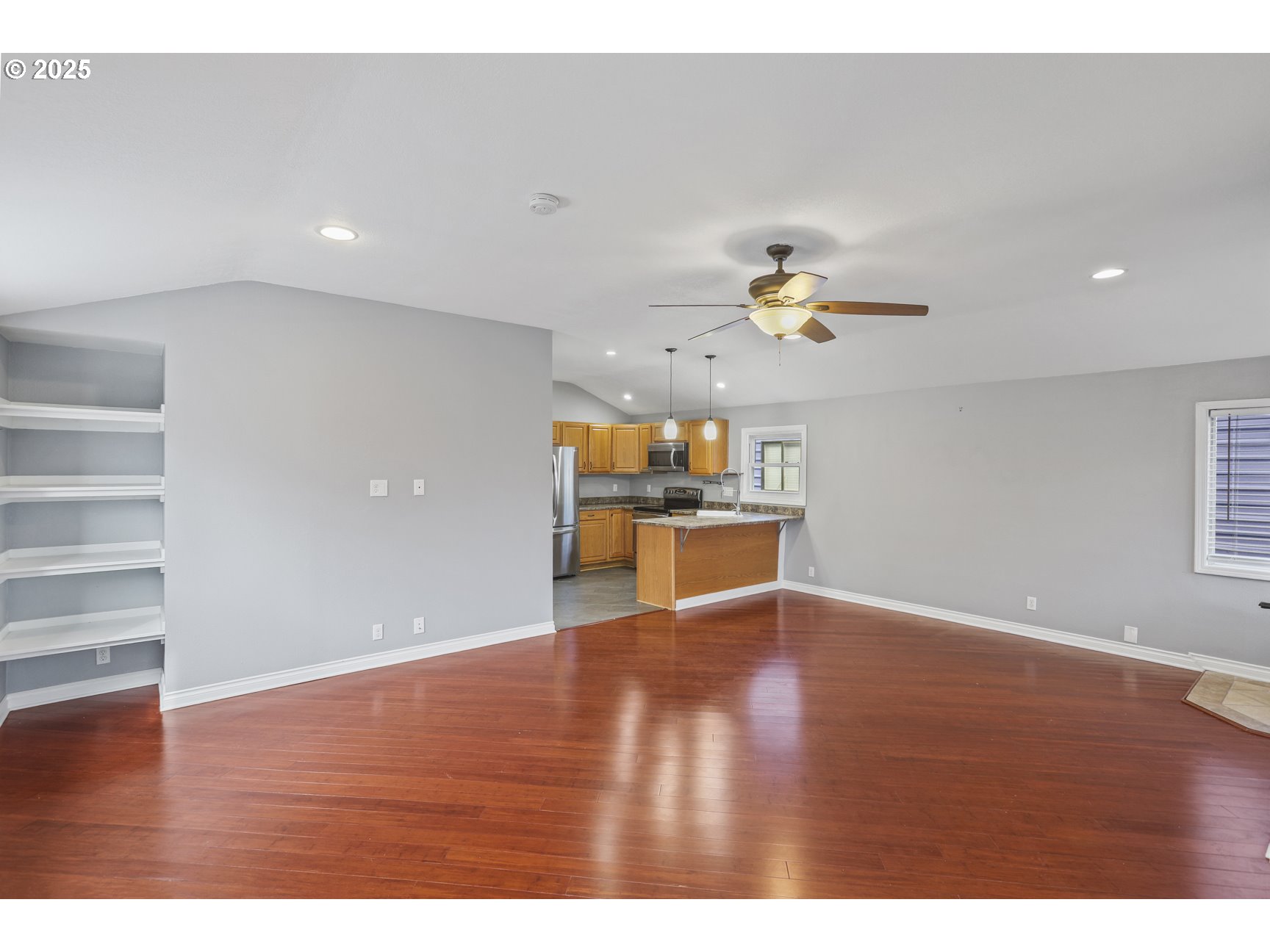1683 North Jantzen Avenue Portland, OR 97217 - Photo 5 of 35 Living Room/Dining Room