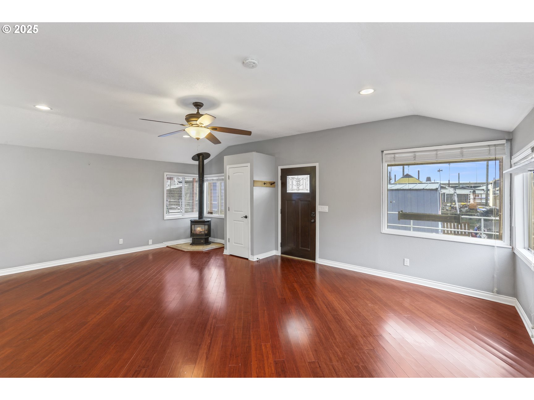 1683 North Jantzen Avenue Portland, OR 97217 - Photo 6 of 35 Living Room