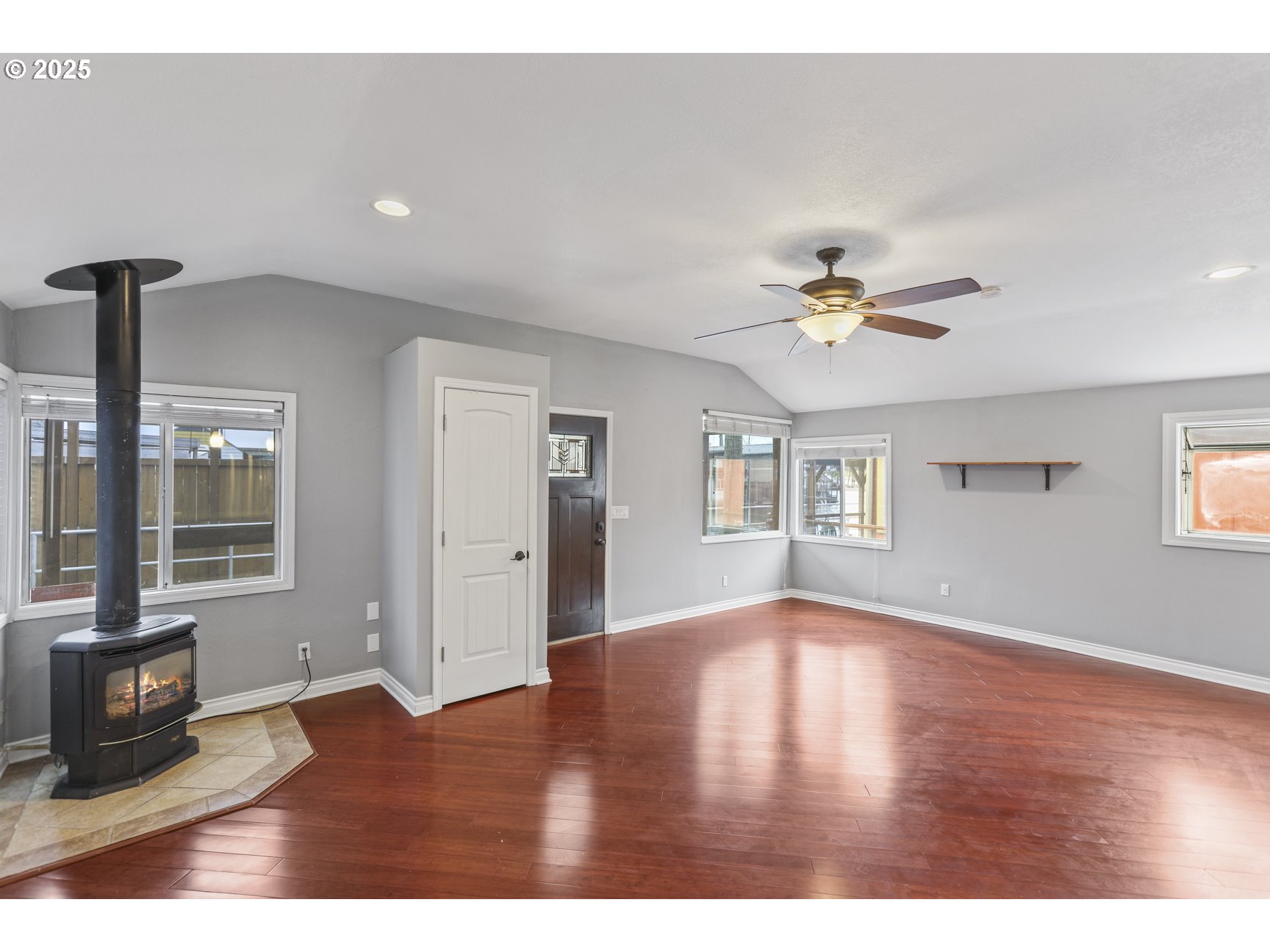 1683 North Jantzen Avenue Portland, OR 97217 - Photo 7 of 35 Entrance/Foyer