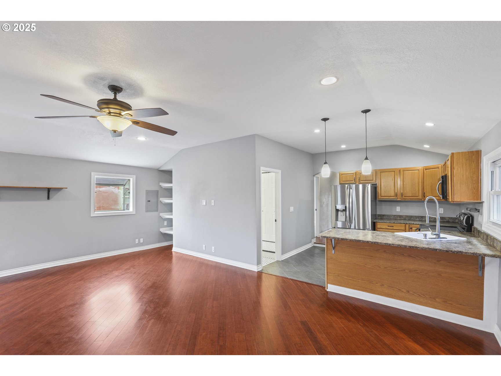 1683 North Jantzen Avenue Portland, OR 97217 - Photo 8 of 35 Living Room