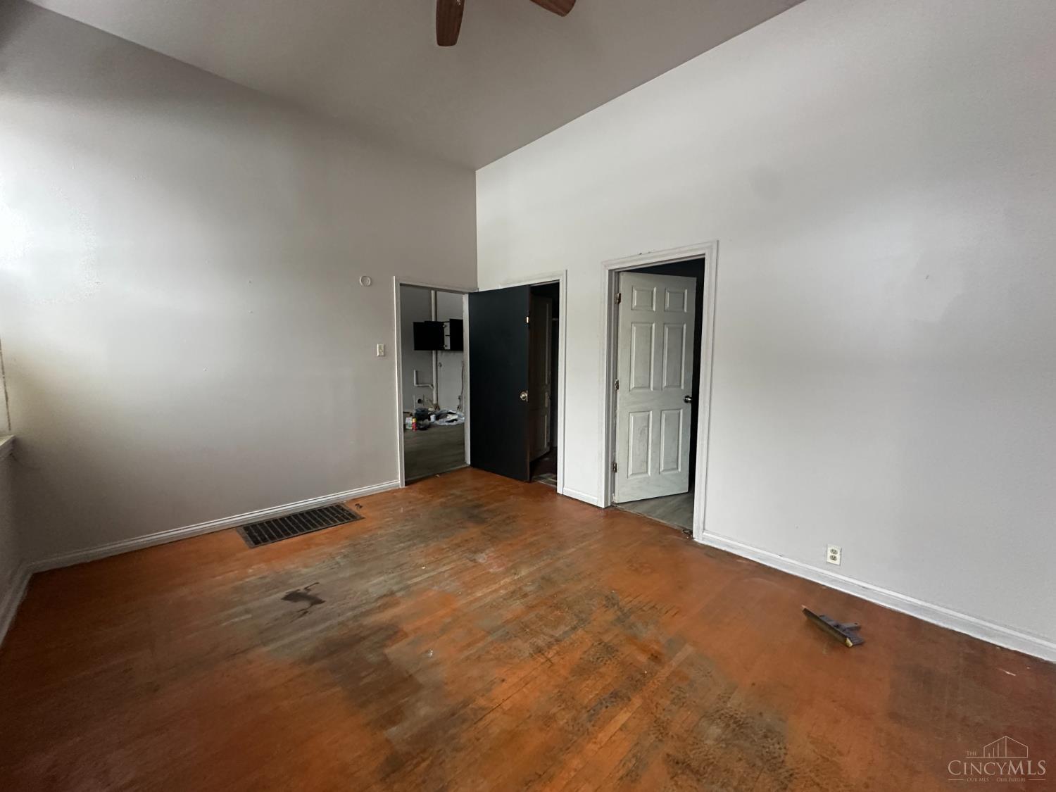 4372 Winton Road Cincinnati, OH 45232 - Photo 5 of 29 Gallery Image 5