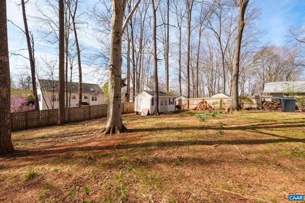 a view of yard with tree