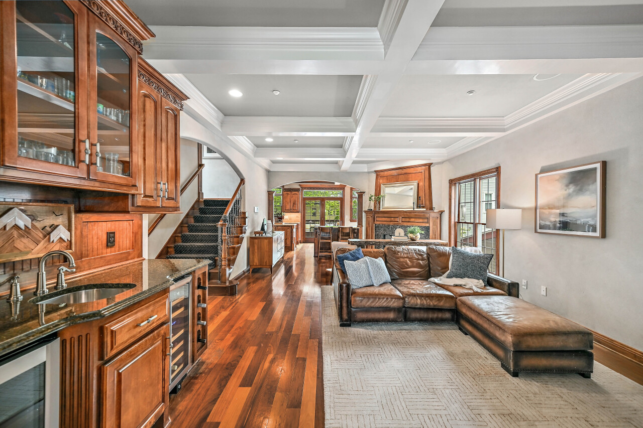 2425 South Superior Street Milwaukee, WI 53207 - Photo 11 of 47 Built in Wet Bar