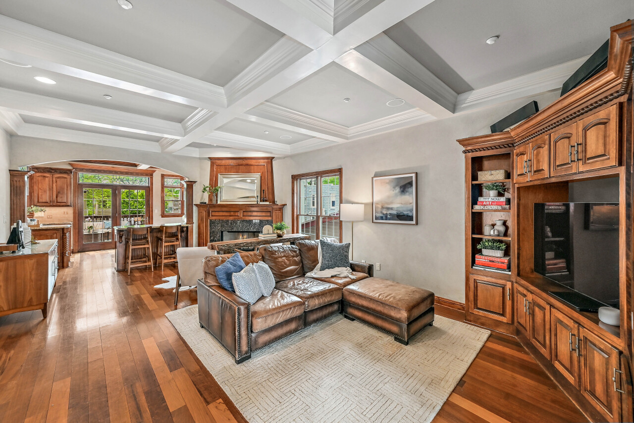 2425 South Superior Street Milwaukee, WI 53207 - Photo 13 of 47 Living Room