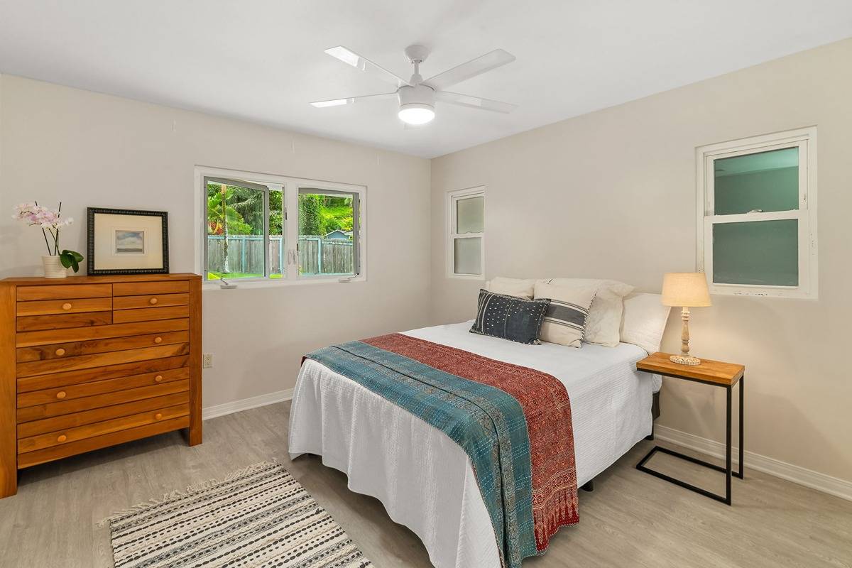 6427 Puupilo Road Kapaa, HI 96746 - Photo 20 of 27 a bedroom with a bed and a dresser