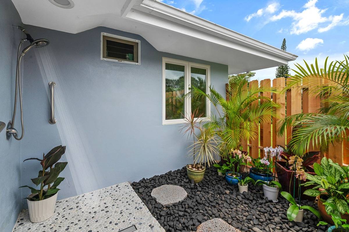 6427 Puupilo Road Kapaa, HI 96746 - Photo 23 of 27 a vase of flowers sitting on a floor in front of a house