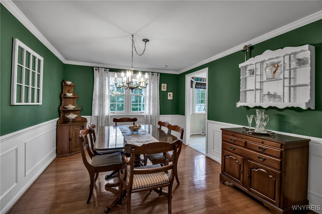 54 Surrey Amherst, NY 14221 - Photo 15 of 46 Crown molding and wainscoting