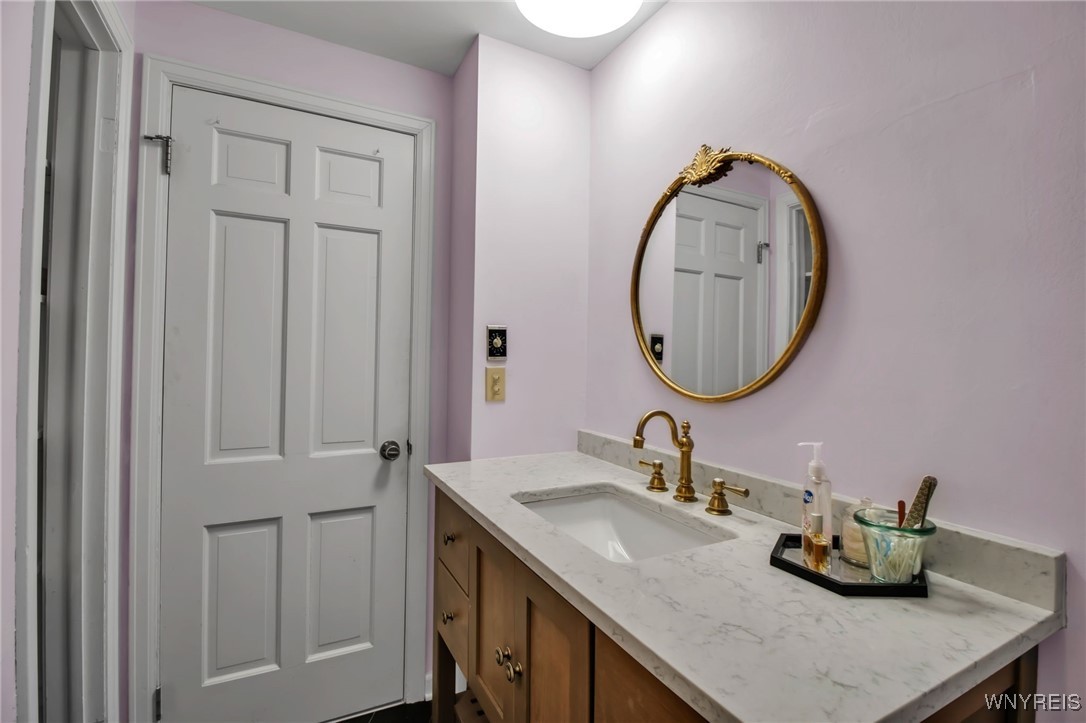 54 Surrey Amherst, NY 14221 - Photo 26 of 46 Main bathroom