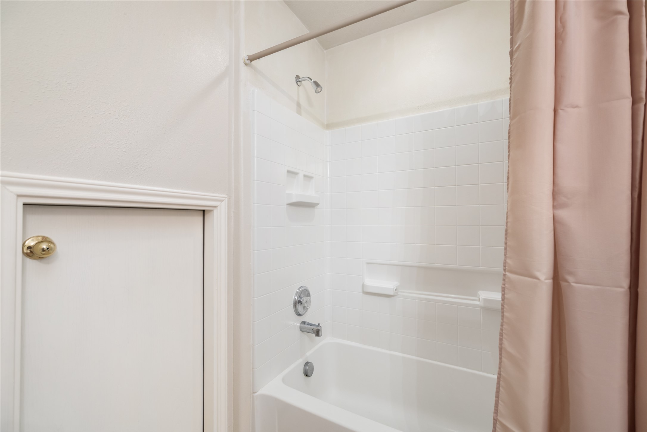 9339 Canady Park Lane Houston, TX 77075 - Photo 36 of 44 Second Full Bathroom Shower/Tub Combo (2nd Floor)