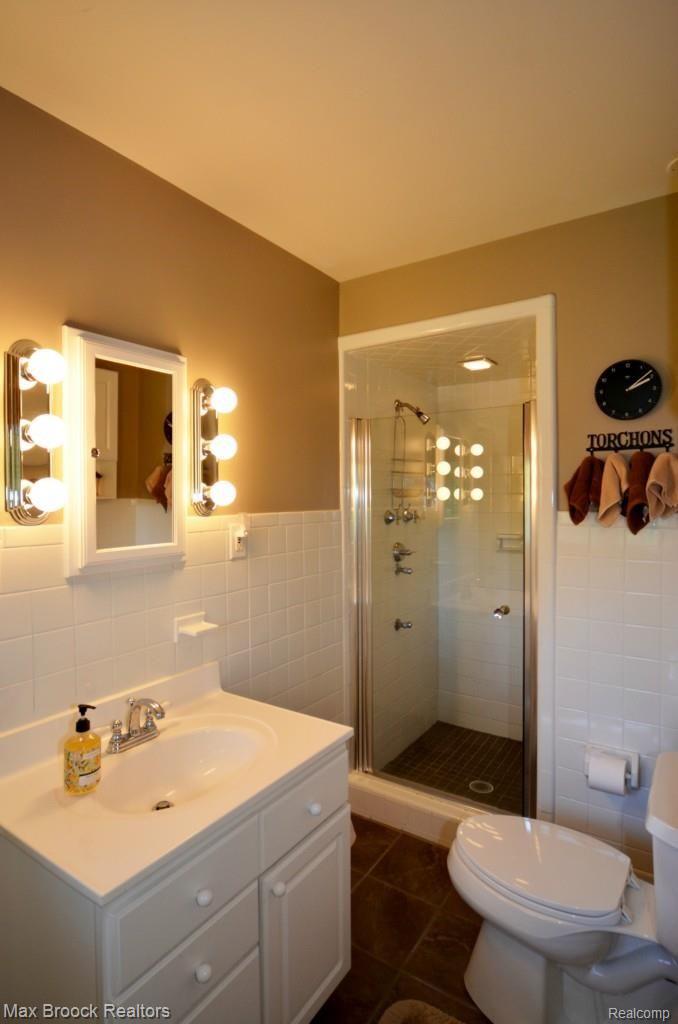 3791 West Pemberton Road Bloomfield Hills, MI 48302 - Photo 58 of 82 2nd bath tall copy.jpg