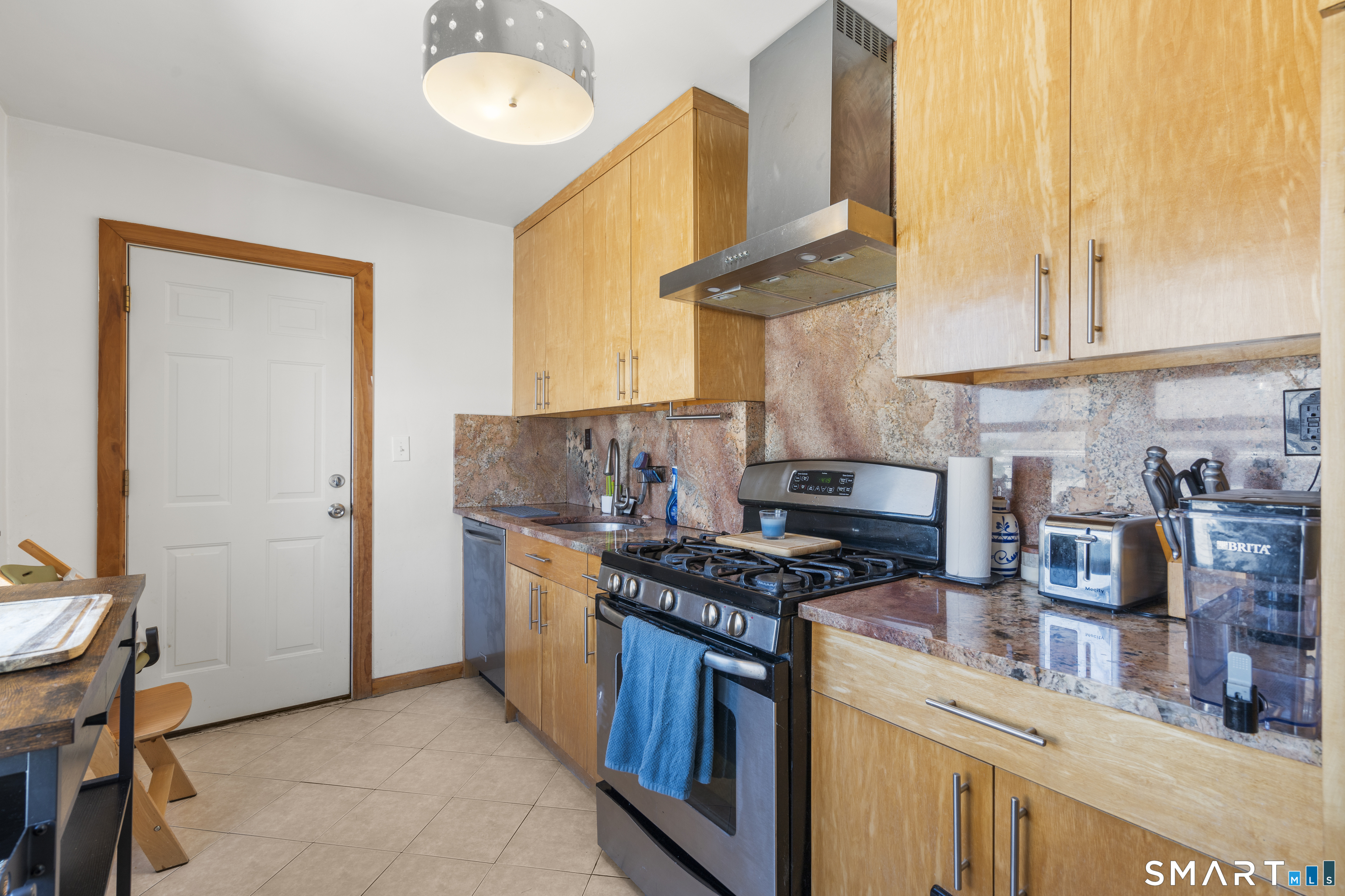 112 Colonial Road Stamford, CT 06906 - Photo 16 of 39