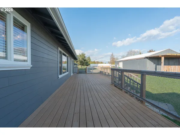 a view of a house with backyard