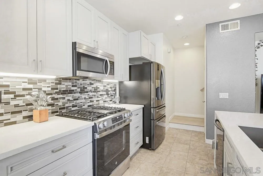 1298 Fools Gold Way, Unit 1 Chula Vista, CA 91913 - Photo 5 of 53 Accent wall