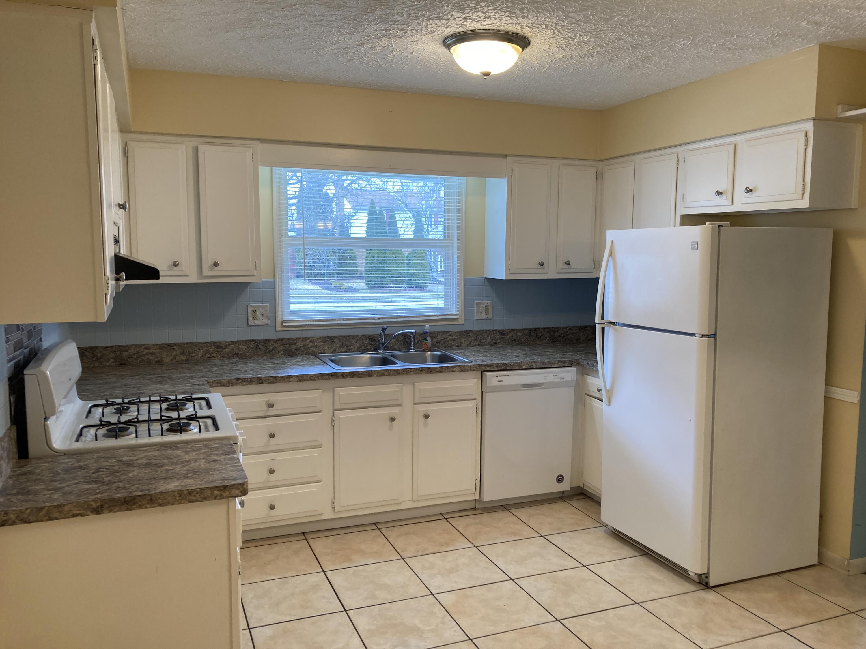 2308 Pleasant Grove Road Lansing, MI 48910 - Photo 3 of 25 IMG_0157