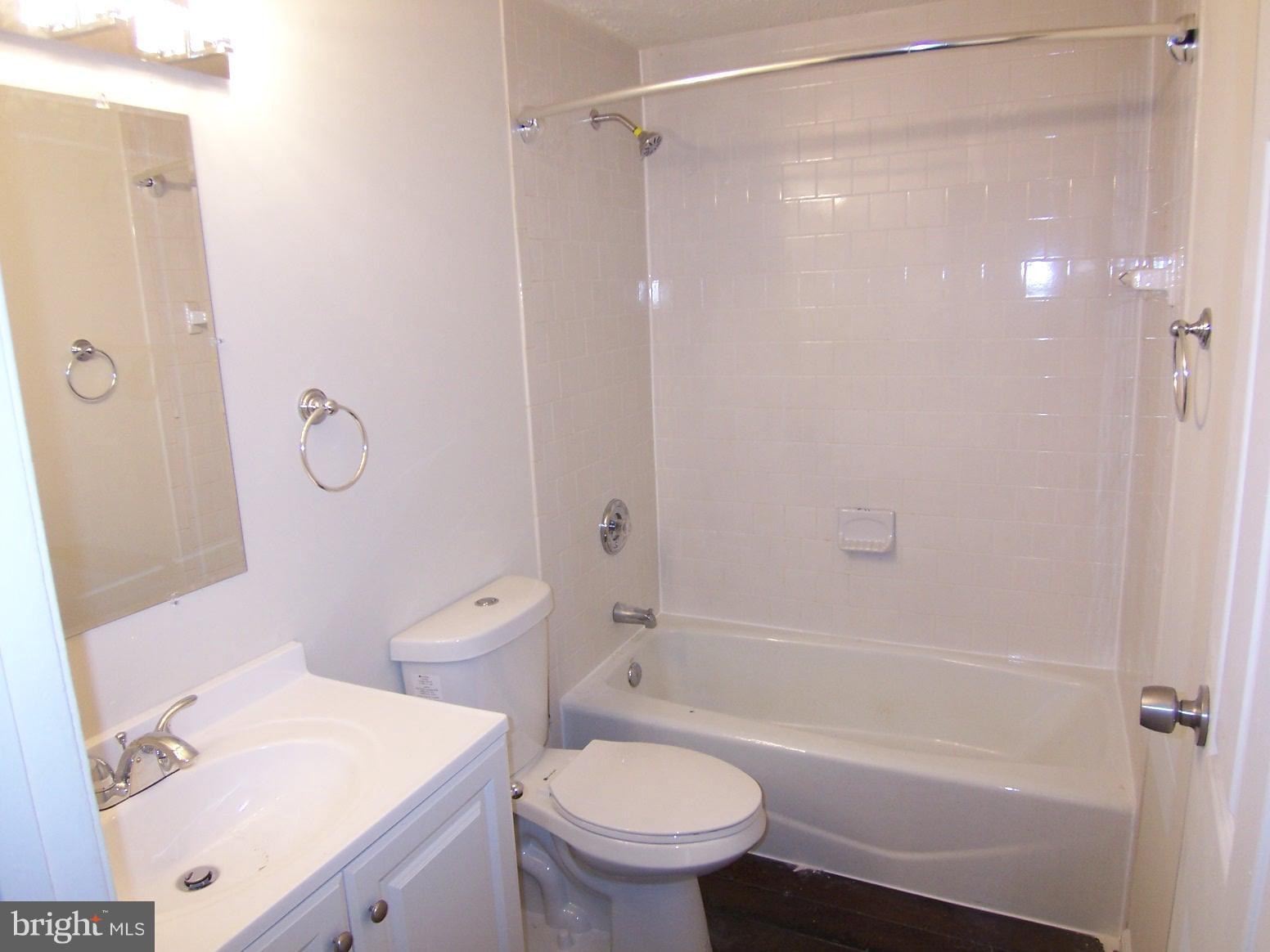 112 Sandhill Road Baltimore, MD 21221 - Photo 7 of 15 Bath