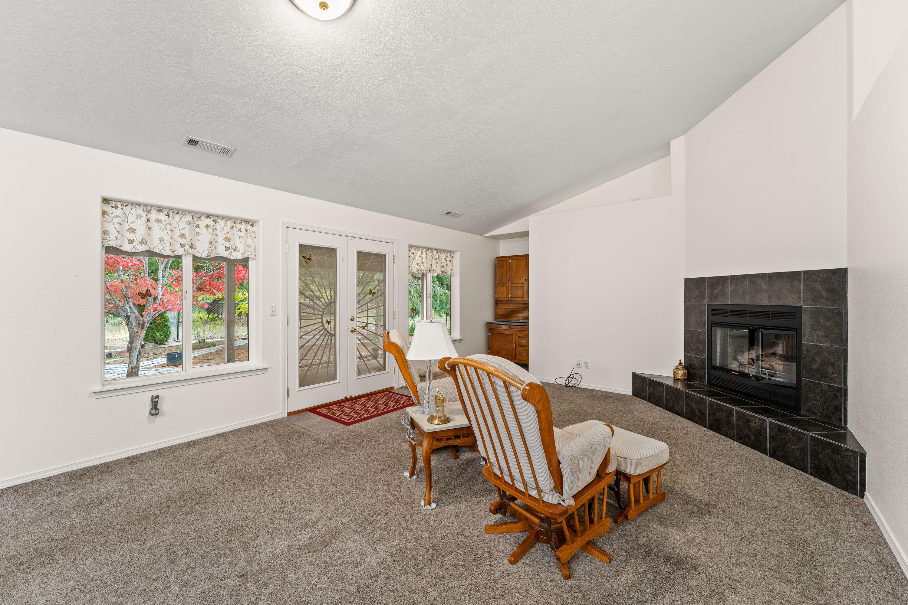 335 Cornett Lane Cave Junction, OR 97523 - Photo 17 of 55 Family Area