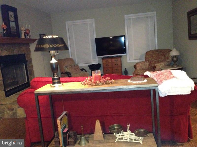 6028 Pilgrims Rest Road Broad Run, VA 20137 - Photo 12 of 29 Living Room