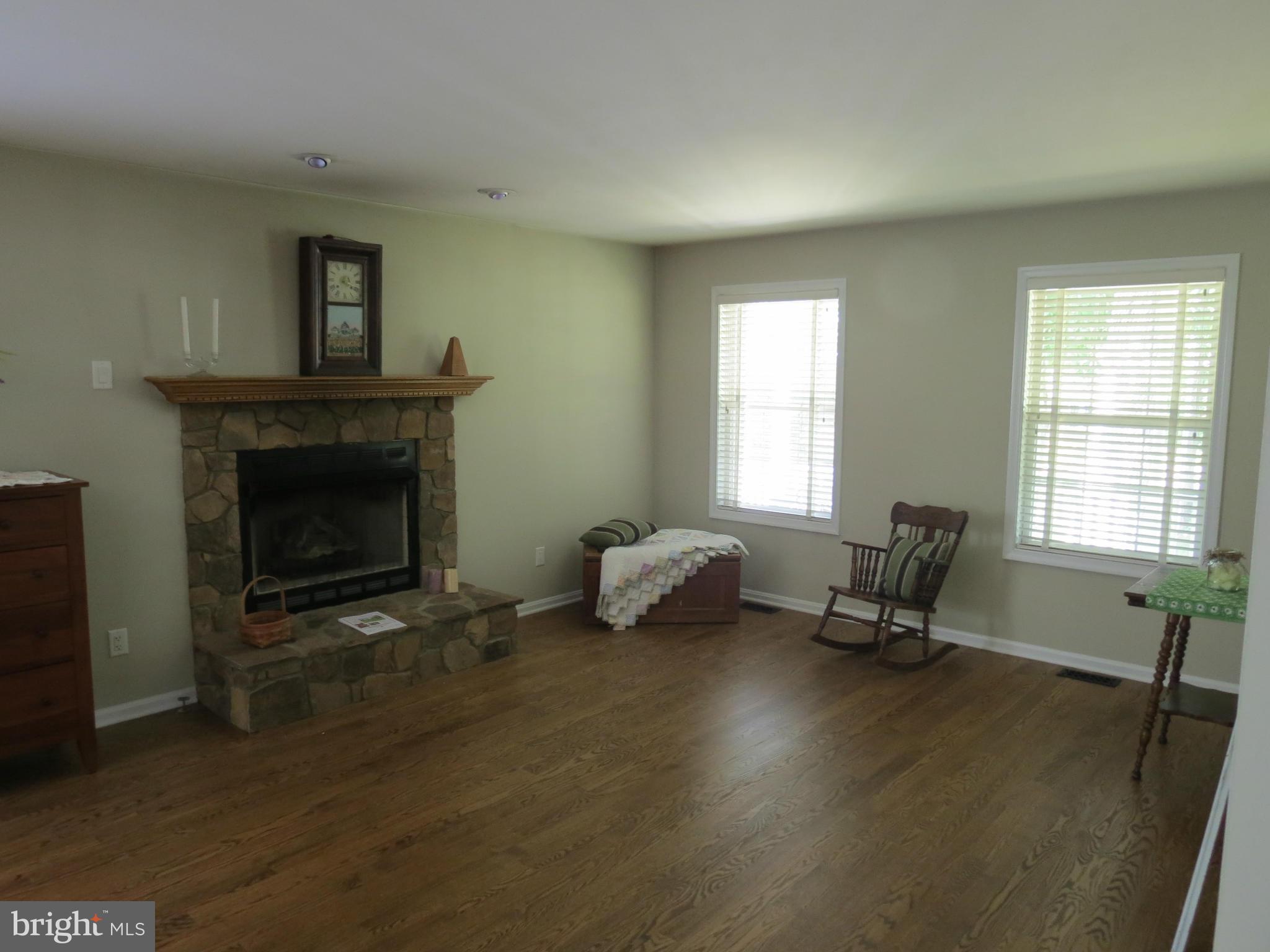 6028 Pilgrims Rest Road Broad Run, VA 20137 - Photo 15 of 29 Living Room