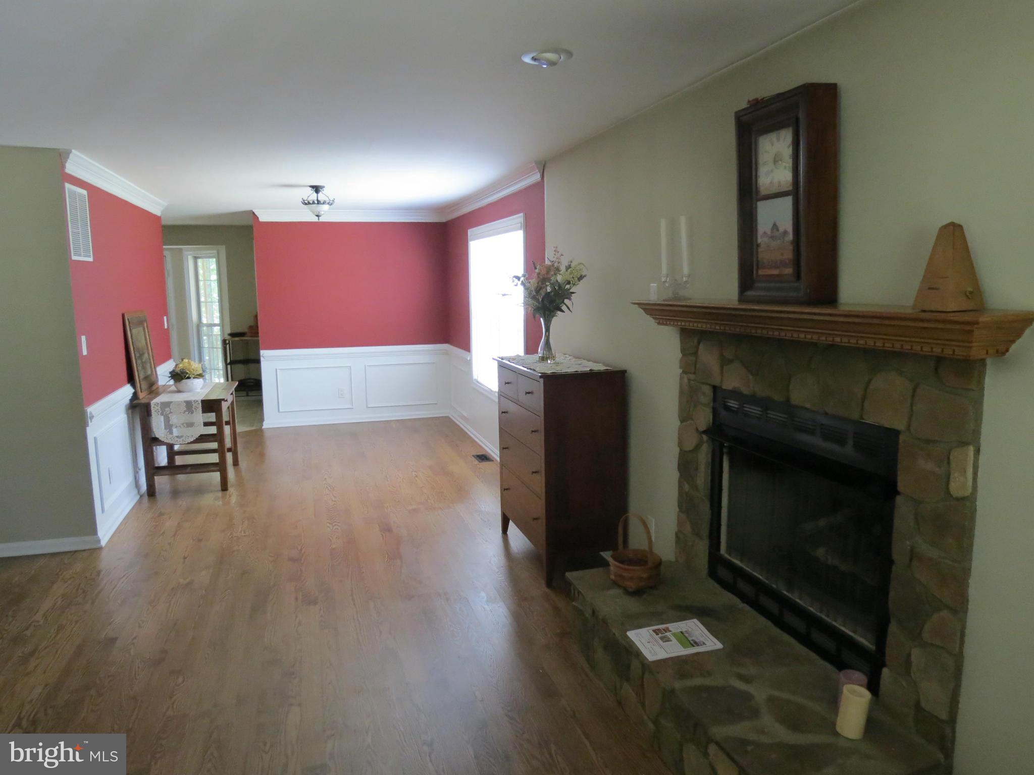 6028 Pilgrims Rest Road Broad Run, VA 20137 - Photo 9 of 29 Living Room