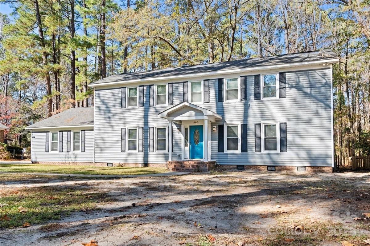 305 Virginia Avenue Cheraw, SC 29520 - Photo 4 of 48 a front view of a house
