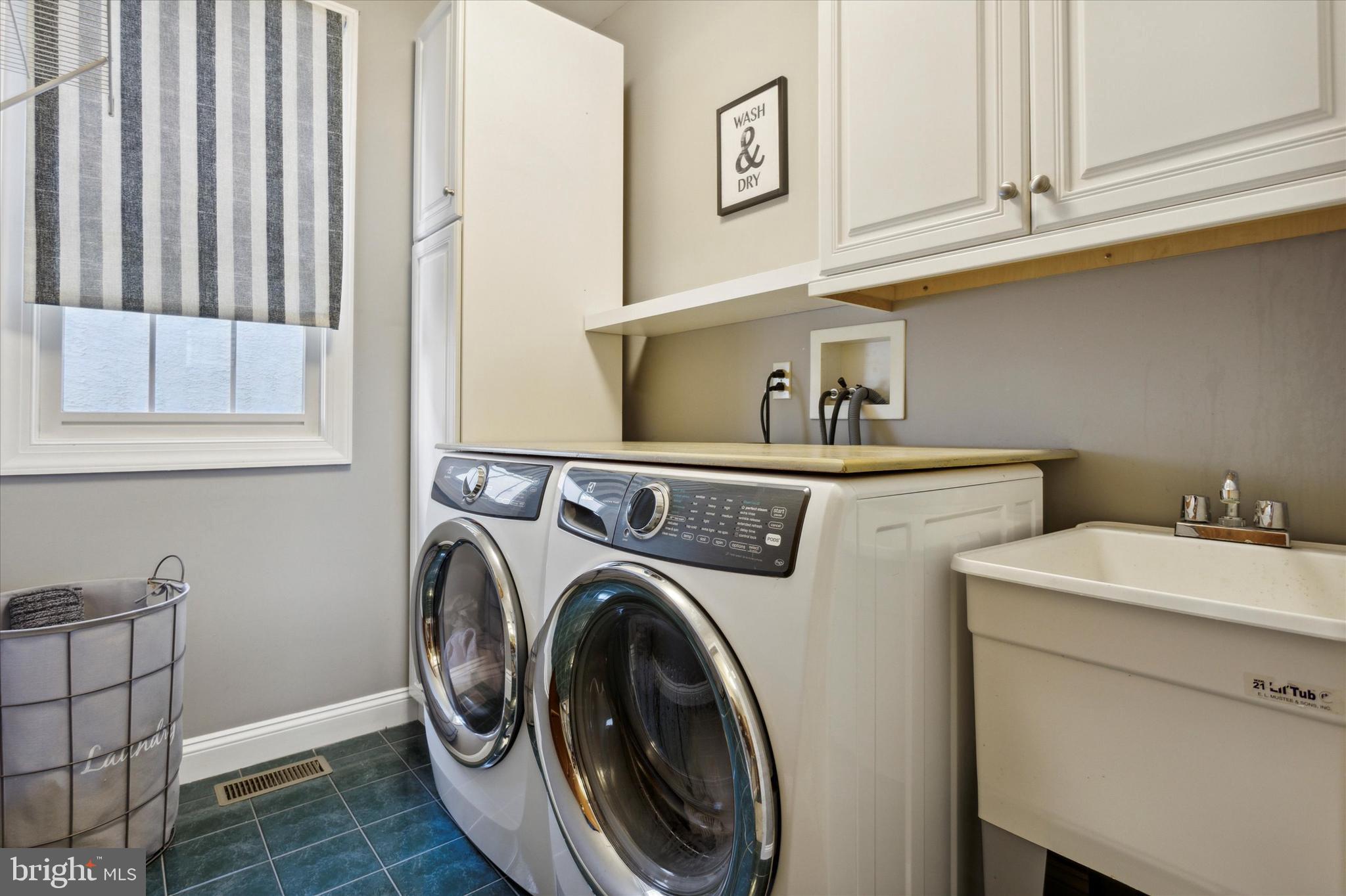 19 Ridgeview Road Newtown Square, PA 19073 - Photo 23 of 52 Main floor laundry with cabinetry & tub
