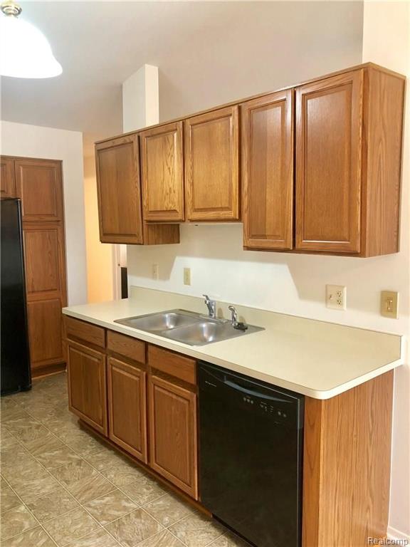 50 Pine Tree Ridge Waterford, MI 48327 - Photo 5 of 18 Gallery Image 5
