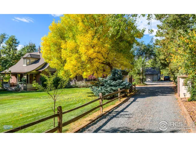 a view of a back yard